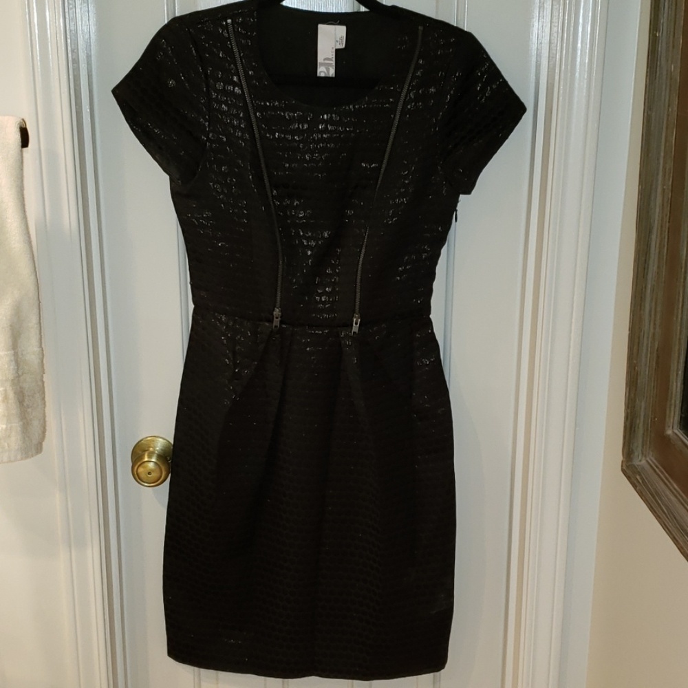 Shaped dress with side zip